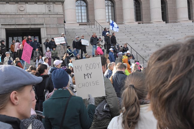 "Min kropp, mitt val" upplyste den felstavade skylten på en demonstration mot regeringens coronapolitik den 18 september. Många finländare är trötta på pandemin. Arkivbild.