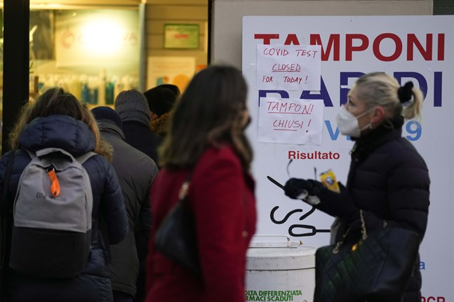 Invånare i Milano köar utanför ett apotek för att testa sig för covid-19. Bilden är från den 23 december.