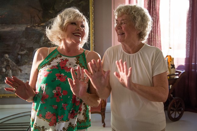 Hannele Lauri och Marja Packalén tar sig i en svängom i komedin "70 är bara ett nummer".