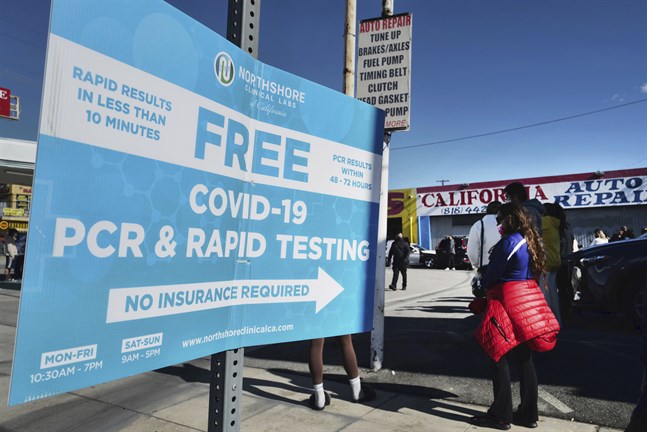 Invånare i Los Angeles köar för att testa sig för covid-19. Bilden är från i söndags.