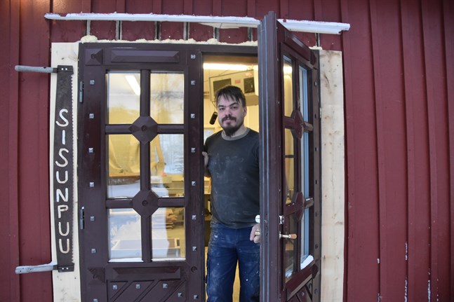 Sisu Ekblom har byggt om ett gammalt fähus till snickeri mitt i Replot kyrkby. Här gör han alla möjliga trä- och målningsarbeten.