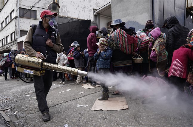 Desinfektionsmedel sprutas vid en kyrka i La Paz i Bolivia.