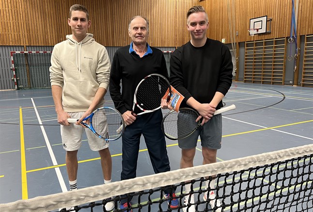 Isac Lindén, till vänster, Bosse Siren och Jonathan Ånäs har planer på att satsa på seriespel med Träff till sommaren. Aldrig tidigare har Närpesföreningen haft så bra spelare tillgängliga.