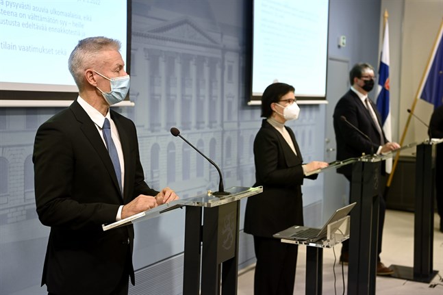 Från vänster: avdelningschef Taneli Puumalainen vid Social- och hälsovårdsministeriet, ledande sakkunnig Liisa-Maria Voipio-Pulkki vid samma ministerium, och direktören vid Institutet för hälsa och välfärd Mika Salminen.