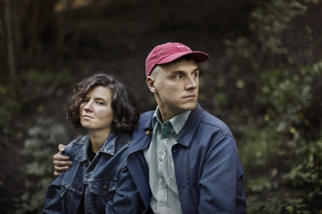 Johan och Sofia Stolpe sjunger varje ord i "Låser in mig" med en rörande varsamhet.
