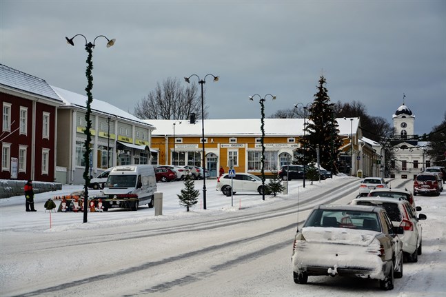 Kristinestad har ryggsäcken full med dolda bekymmer, anser skribenten.