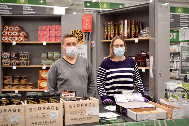 En jämn ström med människor har kommit förbi för att köpa fyrverkerier, berättar Tommy Nordlund och Leena Hatanpää. I år är det grytor som verkar vara mest populärt.