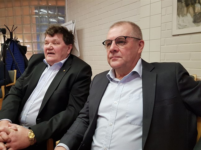 Före detta SDP-riksdagsledamoten Harry Wallin (till vänster) är ordförande i järnvägsföreningen och Jorma Vierula verksamhetsledare. Nu kommer de att uppvakta rikspolitikerna i hopp om pengar för en förbättring av Kasköbanan.