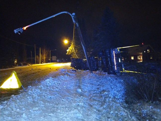 En stockbil körde i diket på Lappfjärdsvägen på torsdagskvällen.