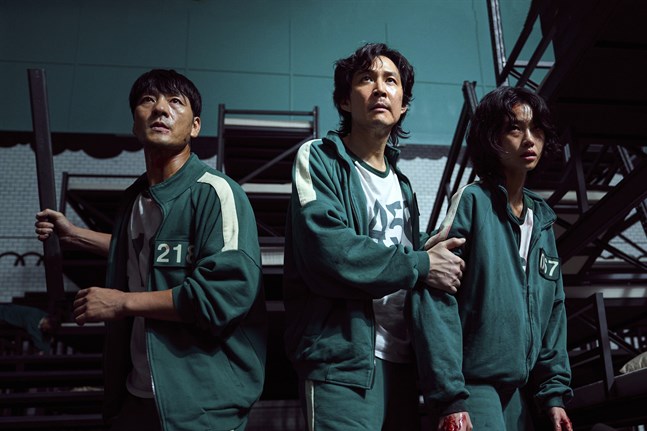 Karaktären Gi-hun (i mitten av bilden) som spelas av Lee Jung-jae kommer att ha en framträdande roll även i den nya säsongen av "Squid Game". Pressbild.