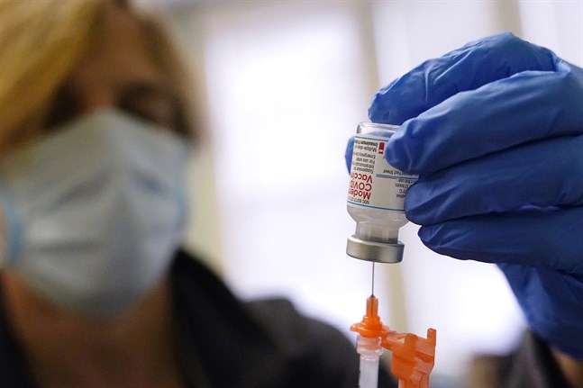 En dos vaccin mot covid-19 förbereds. Att vaccinen inte skyddar lika bra mot omikron kan vara en anledning till den snabba smittspridningen. Arkivbild.