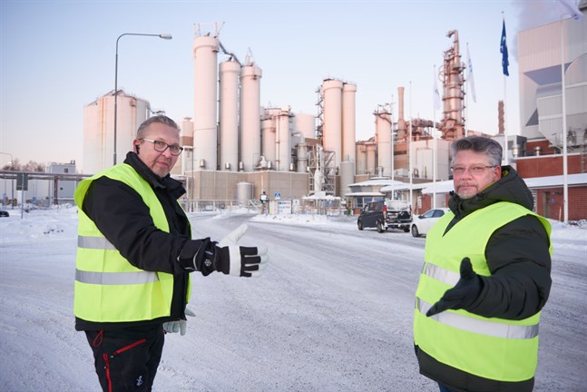 Sauli Tiala och Petri Rintaniemi ute vid UPM-fabriken i Jakobstad som normalt skulle vara i full gång.