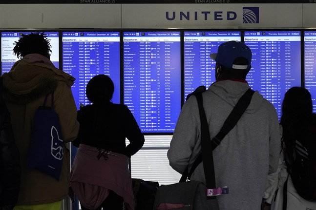 Passagerare väntar på besked om sina flygningar på O'Hare International Airport i Chicago. Bilden togs häromdagen.