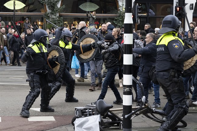 Kravallutrustad polis driver tillbaka demonstranter i Amsterdam.