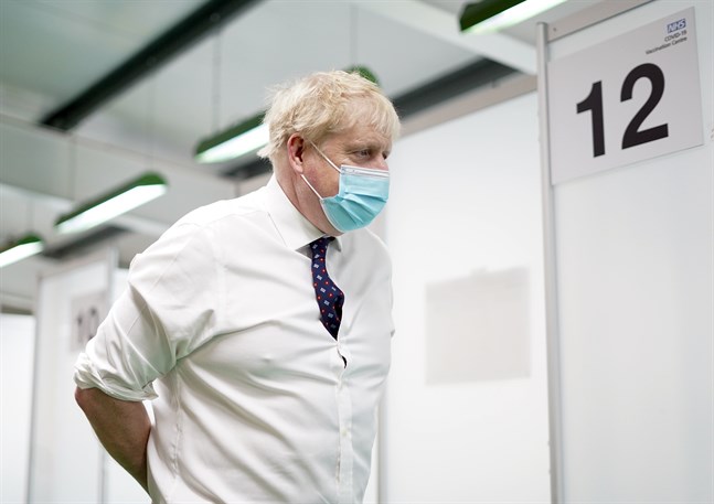 Storbritanniens premiärminister Boris Johnson besökte en vaccinationscentral på måndagen.