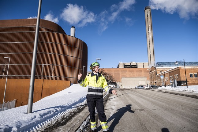 Fabian Levihn, forskningschef på Stockholm Exergi framför Värtaverket där den nya tekniken ska utforskas.