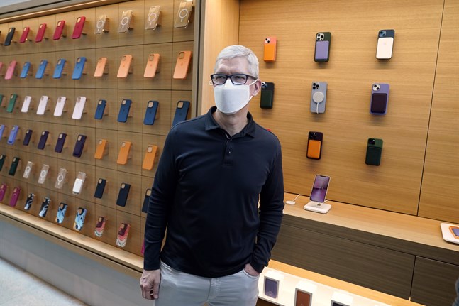 Apple vd Tim Cook framför bolagets produkter i en Apple-affär. Arkivbild.