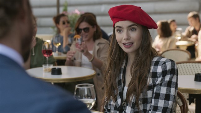 Netflix-serien "Emily in Paris" anklagas återigen för stereotypa rollskildringar. Arkivbild.