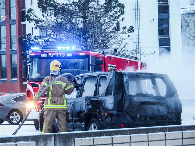 En personbil fattade eld på den livligt trafikerade parkeringen i Karleby centrum.