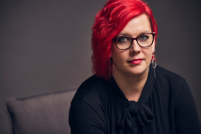 På torsdag kommer Nilla Kjellsdotters deckare "Flickan i Stenparken", den första delen i en tredelad serie om den österbottniska kriminalpolisen Mija Wadö, som Norstedts förlag i Sverige ger ut.