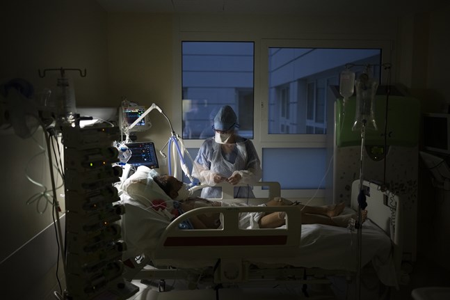 Patient med covid-19 vårdas på ett sjukhus i Marseille på nyårsafton. Smittspridningen i Frankrike är på rekordhöga nivåer.