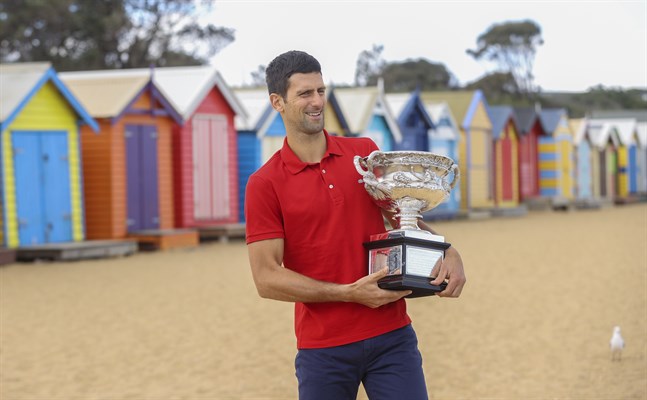 Novak Djokovic med Australian Open-pokalen efter segern i fjol.