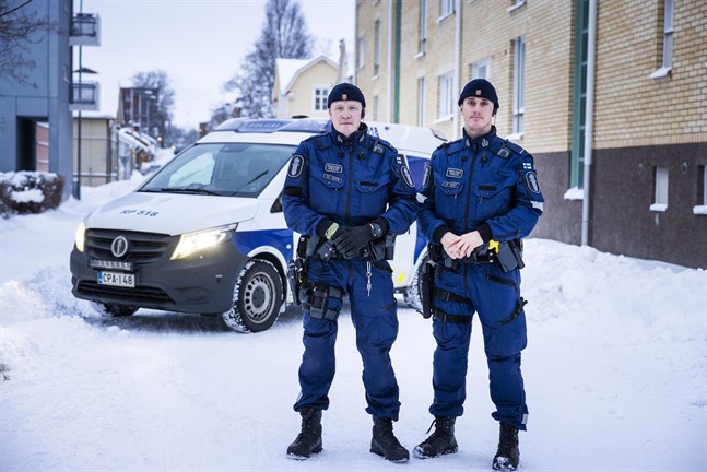 Jarno Heikkilä och Thomas Ekqvist rör sig i trafiken i hela Österbotten. Nu syns de också på tv.