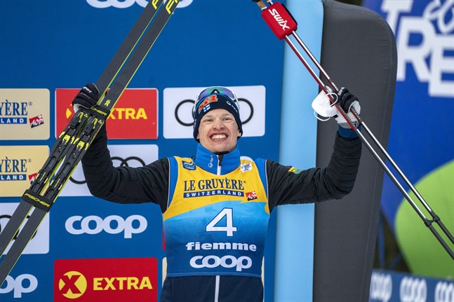 Finlands Iivo Niskanen säkrade tredjeplatsen i Tour de Ski på tisdagen. Det gick inte att följa på Yles kanaler.