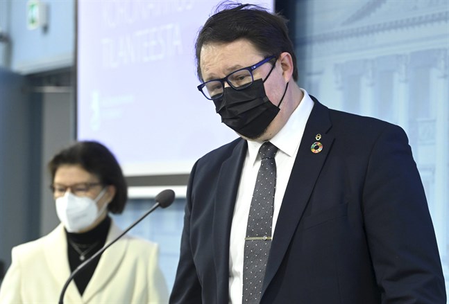Social- och hälsovårdsministeriets ledande sakkunniga Liisa-Maria Voipio-Pulkki och Institutet för hälsa och välfärds direktör Mika Salminen informerade om det nationella coronaläget på onsdagen.