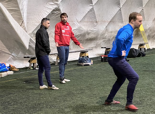 Kraft har Serhii Chebotarov, i röd tröja, på kroken till en ny säsong. Här i samtal med rutinerade Kakhaber Samsonia. Till höger målvakten Jesper Norrgård.