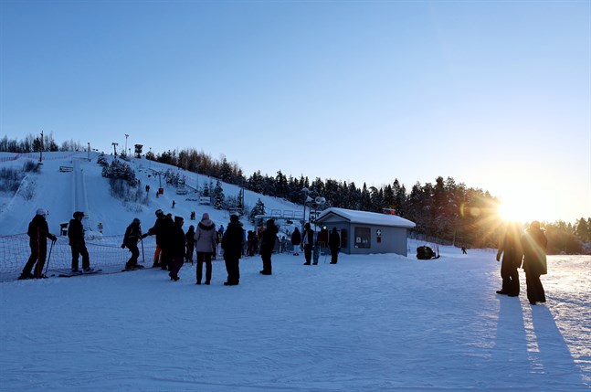 En liten grupp ungdomar ställer till med störande beteende vid Öjberget, meddelar staden.