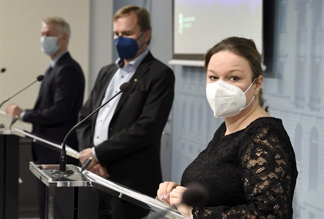 Expertgruppens ordförande Risto O. Roine och familje- och omsorgsminister Krista Kiuru (SDP) presenterade rapporten på fredagen. Även Social- och hälsovårdsministeriets avdelningschef Taneli Puumalainen deltog.