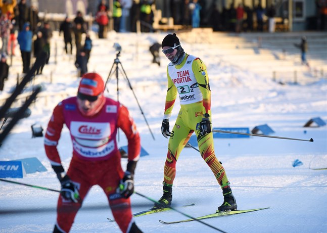 Imatras ankare Miro Karppanen (närmast kameran) höll på ankarsträckan undan för Pohti Skiteams Joni Mäki (nummer 2).