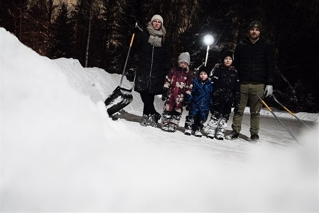 På fredag kväll var hela familjen Eklund – Frida, Moa, Ted, Joas och Martin – ute och skottade snö på de som hoppas ska bli Killingholmens nya isplan.
