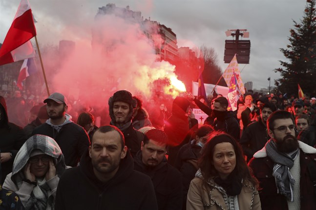 Demonstranter i Paris visar missnöje över föreslagna vaccinregler i Frankrike.