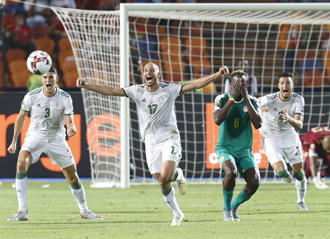 Algeriska spelare firar guldet i Afrikanska mästerskapen 2019 efter seger mot Senegal.