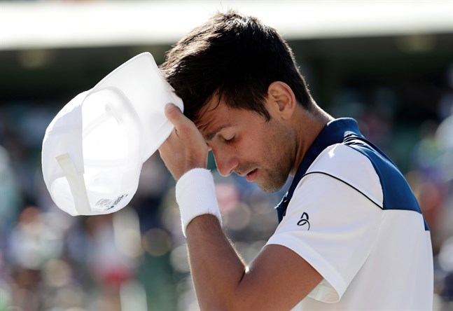 Novak Djokovic sitter fortfarande fast på ett karantänhotell i Melbourne.