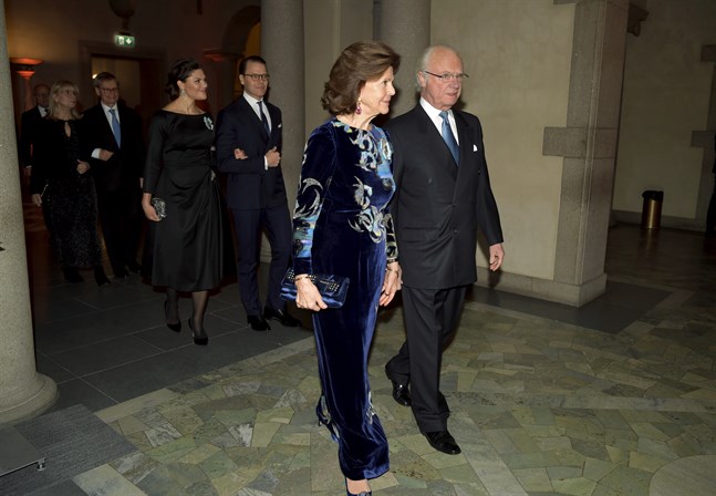 Drottning Silvia och kung Carl Gustaf på väg till Nobelprisutdelningen i december. Bakom dem kronprinsessan Victoria och prins Daniel. Arkivbild.