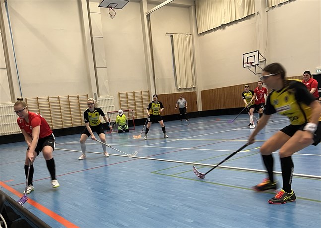 Saragozas Emmie Dahlgren, i röd tröja, gjorde ett mål då Kristinestadslaget plockade två poäng i hemmaturneringen i Kristinahallen.