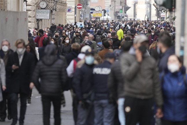 Flanörer på Via del Corso i Rom tidigare i januari.