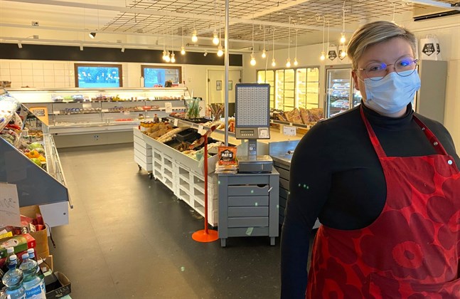 Yvonne Lönnqvist slog upp dörrarna till Mat inn Ruoka för knappt två år sedan, dagarna innan beredskapslagen aktiverades. På tisdag är butiken öppen sista dagen.