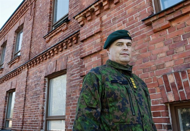 En del av beväringarna som ryckte in i januari kan bli tvungna att vänta länge på sin första permission på grund av coronläget, säger Nylands brigads kommendör, kommodor Juha Kilpi.