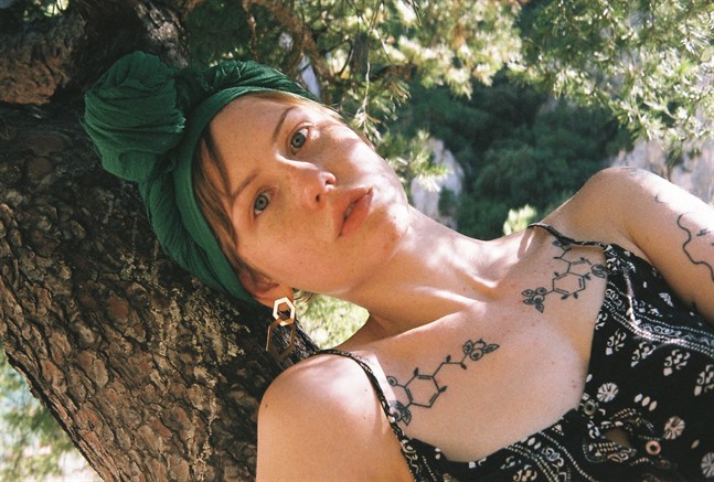 Vilma Jää hör till de inhemska artister som bokats till sommarens folkmusikfestival i Kaustby.