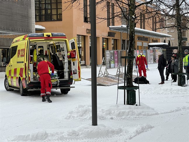 Ambulanspersonal tar hand om den olycksdrabbade personen.