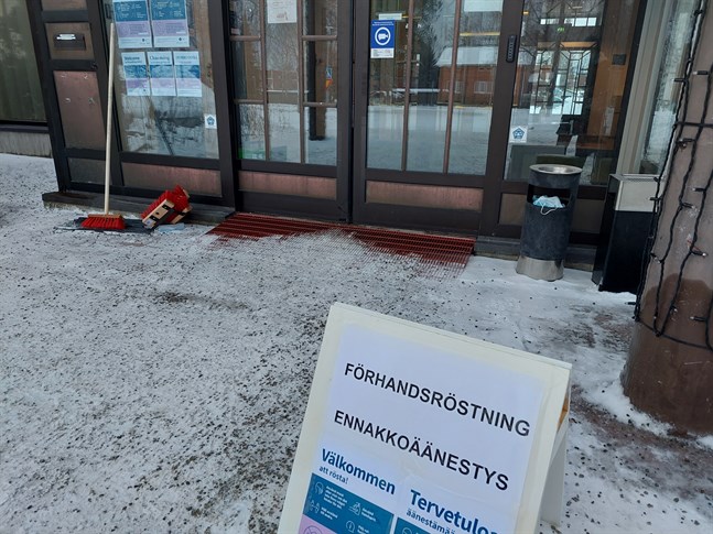 I Närpes fungerar aulan i stadshuset som vallokal.