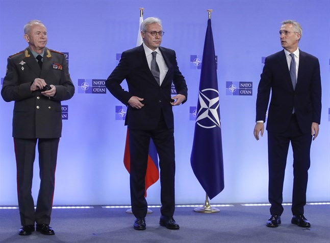 Ryske biträdande försvarsministern Aleksandr Fomin (vänster) och biträdande utrikesministern Aleksandr Grusjko (mitten) tillsammans med Natos generalsekreterare Jens Stoltenberg inför onsdagens möte i Bryssel.