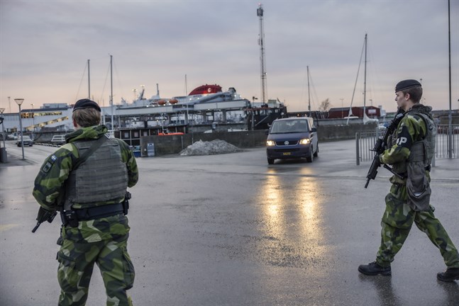 Soldater från Gotlands regemente patrullerar i Visby hamn på torsdagen.