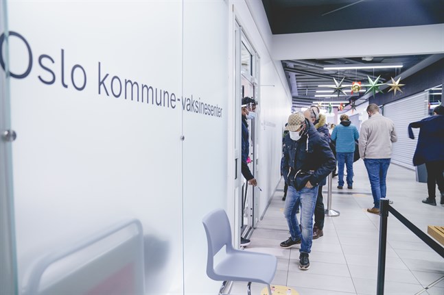 Kö för tredje dosen covid-vaccin i Oslo.