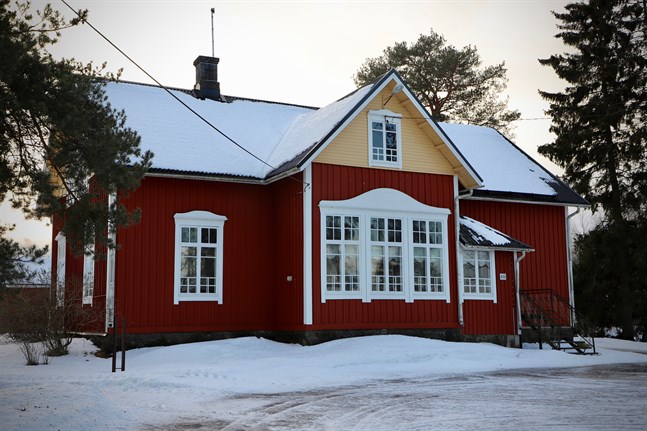 Korsbäck före detta skola är en av hyreslokalerna där hyresgästen kommer ha möjlighet att anhålla om en luftvärmepump av kommunen.