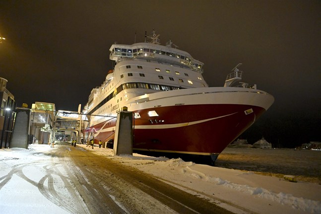 M/S Gabriella stötte i kajen nästan direkt efter avgång.